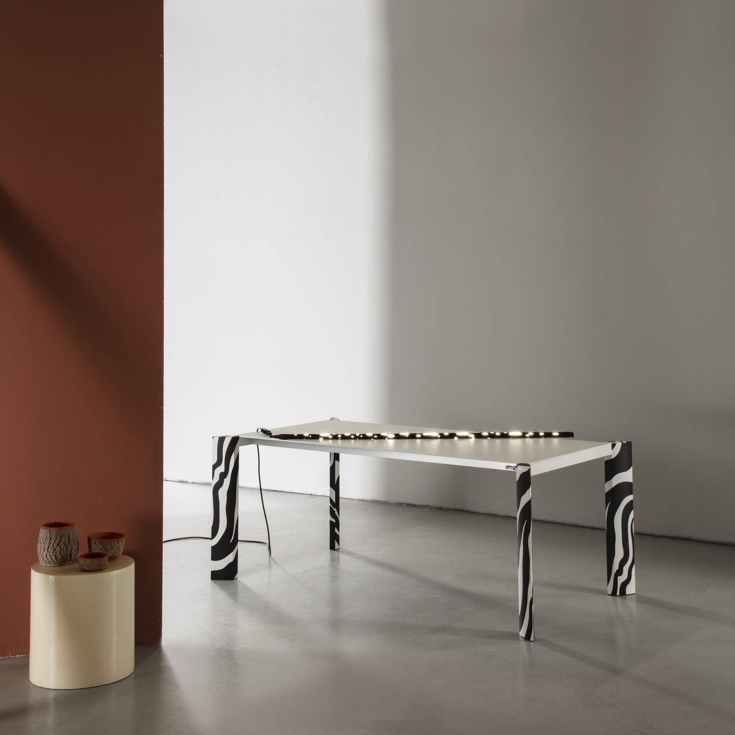 Minimalist Metaverso Table Aluminium Extendable Long Black White